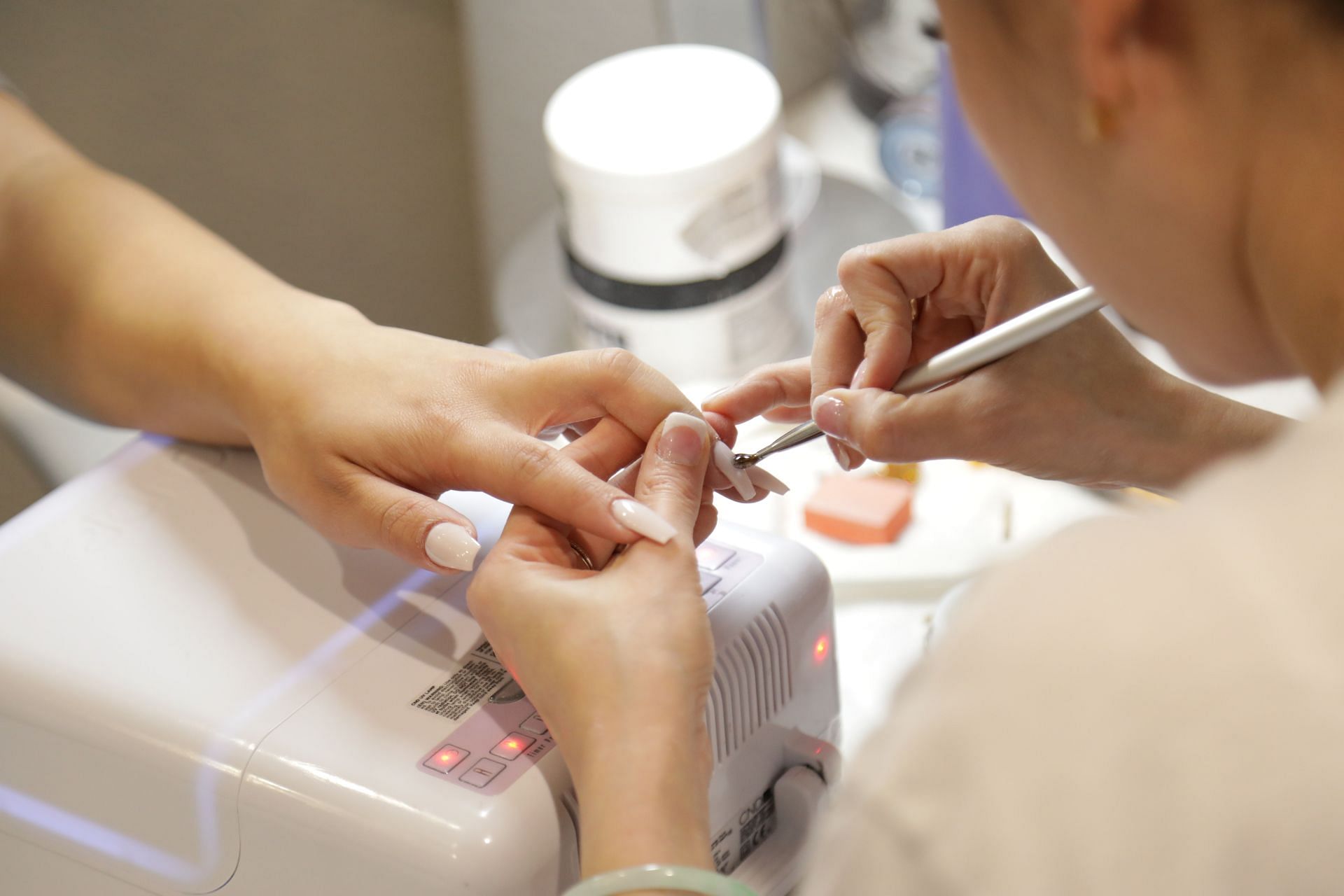 Nails turning orange (image via Unsplash/Giorgio Trovato)